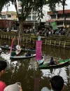 Penampilan Grup Tanjidor Sumber Rezeki di atas sampan saat Habe Fest 2026 di Sungai Jawi Pontianak.