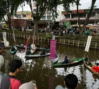 Penampilan Grup Tanjidor Sumber Rezeki di atas sampan saat Habe Fest 2026 di Sungai Jawi Pontianak.