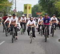 Rombongan Wali Kota se-Kalimantan peserta Raker Komwil V APEKSI Regional Kalimantan gowes bareng berkeliling mengitari Kota Pontianak.