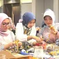 Para peserta Ladies Program APEKSI se-Kalimantan mengikuti pelatihan membuat pokok telok.