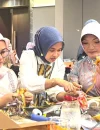 Para peserta Ladies Program APEKSI se-Kalimantan mengikuti pelatihan membuat pokok telok.