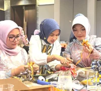 Para peserta Ladies Program APEKSI se-Kalimantan mengikuti pelatihan membuat pokok telok.