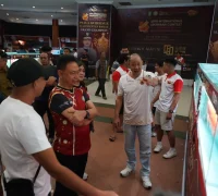 Wali Kota Pontianak Edi Rusdi Kamtono menyaksikan Ikan Arwana yang tampil pada Festival Oriental Khatulistiwa 2026 di PCC.