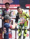 Wakil Wali Kota Pontianak Bahasan menyerahkan trofi kepada para juara balap motor Kejurprov Seri 1 Kalbar 2026.