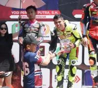 Wakil Wali Kota Pontianak Bahasan menyerahkan trofi kepada para juara balap motor Kejurprov Seri 1 Kalbar 2026.