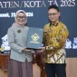 Kepala BPK Perwakilan Provinsi Kalbar, Sri Haryati menyerahkan laporan hasil pemeriksaan atas laporan keuangan pemerintah daerah kepada Wali Kota Pontianak Edi Rusdi Kamtono.