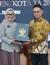 Kepala BPK Perwakilan Provinsi Kalbar, Sri Haryati menyerahkan laporan hasil pemeriksaan atas laporan keuangan pemerintah daerah kepada Wali Kota Pontianak Edi Rusdi Kamtono.