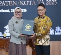 Kepala BPK Perwakilan Provinsi Kalbar, Sri Haryati menyerahkan laporan hasil pemeriksaan atas laporan keuangan pemerintah daerah kepada Wali Kota Pontianak Edi Rusdi Kamtono.