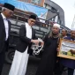Wali Kota Pontianak Edi Rusdi Kamtono menyerahkan secara simbolis satu ekor sapi jenis limosin dari Presiden RI kepada pengurus Masjid Baiturrahman Kecamatan Pontianak Utara, Syarif Muhammad Alkadrie.