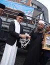Wali Kota Pontianak Edi Rusdi Kamtono menyerahkan secara simbolis satu ekor sapi jenis limosin dari Presiden RI kepada pengurus Masjid Baiturrahman Kecamatan Pontianak Utara, Syarif Muhammad Alkadrie.