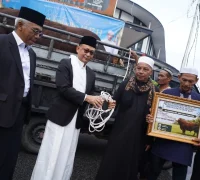 Wali Kota Pontianak Edi Rusdi Kamtono menyerahkan secara simbolis satu ekor sapi jenis limosin dari Presiden RI kepada pengurus Masjid Baiturrahman Kecamatan Pontianak Utara, Syarif Muhammad Alkadrie.