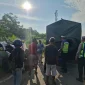 Petugas kepolisian melakukan olah TKP kecelakaan maut di KM 19 Trans Kalimantan Kubu Raya akibat dugaan micro sleep pengemudi minibus