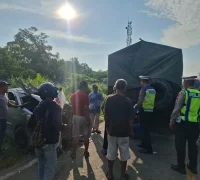 Petugas kepolisian melakukan olah TKP kecelakaan maut di KM 19 Trans Kalimantan Kubu Raya akibat dugaan micro sleep pengemudi minibus