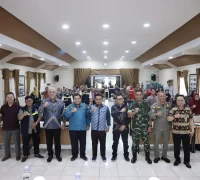 Kepala Bapperida Pontianak Sidig Handanu saat membuka rapat koordinasi percepatan proyek SPALD-T di Aula Rohana Muthalib Pontianak.