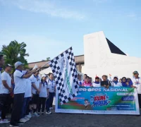 Sekretaris Daerah Kota Pontianak Amirullah saat melepas peserta Funwalk dalam rangka Hari BPR-BPRS Nasional di Halaman Museum Kalbar, Minggu (31/5/2026) pagi.