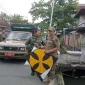 Tim Penertiban tengah mengamankan layangan dan perlengkapannya yang terjaring dalam penertiban.