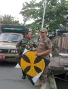 Tim Penertiban tengah mengamankan layangan dan perlengkapannya yang terjaring dalam penertiban.