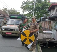 Tim Penertiban tengah mengamankan layangan dan perlengkapannya yang terjaring dalam penertiban.