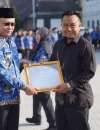 Wali Kota Pontianak Edi Rusdi Kamtono menyerahkan piagam penghargaan kepada Kepala Bapperida Kota Pontianak Sidig Handanu yang telah memasuki purna tugas.