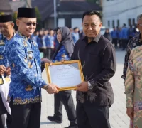 Wali Kota Pontianak Edi Rusdi Kamtono menyerahkan piagam penghargaan kepada Kepala Bapperida Kota Pontianak Sidig Handanu yang telah memasuki purna tugas.
