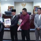 Wali Kota Pontianak Edi Rusdi Kamtono menyerahkan Raperda tentang Pertanggungjawaban APBD Kota Pontianak Tahun Anggaran 2025 kepada Wakil Ketua DPRD Kota Pontianak Bebby Nailufa.