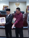Wali Kota Pontianak Edi Rusdi Kamtono menyerahkan Raperda tentang Pertanggungjawaban APBD Kota Pontianak Tahun Anggaran 2025 kepada Wakil Ketua DPRD Kota Pontianak Bebby Nailufa.