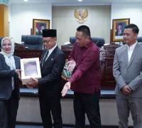 Wali Kota Pontianak Edi Rusdi Kamtono menyerahkan Raperda tentang Pertanggungjawaban APBD Kota Pontianak Tahun Anggaran 2025 kepada Wakil Ketua DPRD Kota Pontianak Bebby Nailufa.