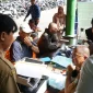 Warga memanfaatkan layanan pembayaran pajak di Kecamatan Pontianak Barat.