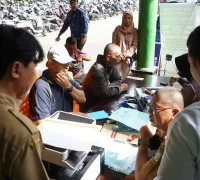 Warga memanfaatkan layanan pembayaran pajak di Kecamatan Pontianak Barat.