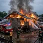 Ilustrasi - Petugas pemadam kebakaran memadamkan rumah kosong yang terbakar di Desa Pal Sembilan, Kecamatan Sungai Kakap, Kubu Raya.