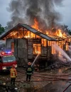 Ilustrasi - Petugas pemadam kebakaran memadamkan rumah kosong yang terbakar di Desa Pal Sembilan, Kecamatan Sungai Kakap, Kubu Raya.