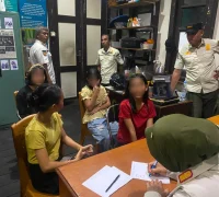 Anak-anak di bawah umur yang terjaring penertiban karena melanggar pembatasan jam malam bagi anak.