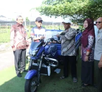 Kendaraan roda tiga bantuan dari Pemerintah Kota Pontianak untuk Kelompok Tani Dharma II di Kecamatan Pontianak Utara.