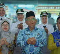 Sekretaris Daerah Kota Pontianak Amirullah berfoto bersama para camat dan lurah peserta lomba kelurahan tingkat Kota Pontianak 2026.