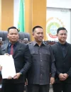 Wakil Wali Kota Pontianak Bahasan menyerahkan jawaban Wali Kota atas pandangan umum Fraksi-fraksi DPRD Kota Pontianak terhadap Raperda tentang pertanggungjawaban pelaksanaan APBD Tahun Anggaran 2025.