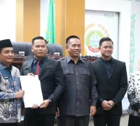Wakil Wali Kota Pontianak Bahasan menyerahkan jawaban Wali Kota atas pandangan umum Fraksi-fraksi DPRD Kota Pontianak terhadap Raperda tentang pertanggungjawaban pelaksanaan APBD Tahun Anggaran 2025.