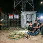 Ilustrasi - Petugas kepolisian mengamankan pelaku dugaan pencurian kabel power RRU milik Telkomsel di area Tower Protelindo, Kecamatan Sungai Raya, Kabupaten Kubu Raya.