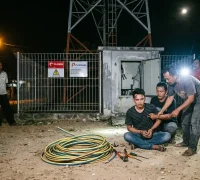 Ilustrasi - Petugas kepolisian mengamankan pelaku dugaan pencurian kabel power RRU milik Telkomsel di area Tower Protelindo, Kecamatan Sungai Raya, Kabupaten Kubu Raya.