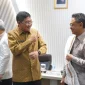 3. Wali Kota Pontianak Edi Rusdi Kamtono berbincang dengan Bupati Toraja Utara Frederik Victor Palimbong.