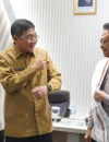 3. Wali Kota Pontianak Edi Rusdi Kamtono berbincang dengan Bupati Toraja Utara Frederik Victor Palimbong.