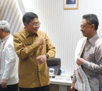 3. Wali Kota Pontianak Edi Rusdi Kamtono berbincang dengan Bupati Toraja Utara Frederik Victor Palimbong.