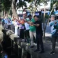 Dinas Lingkungan Hidup Kota Pontianak melakukan uji coba penaburan eco enzym di saluran dan parit untuk menjaga kualitas air.
