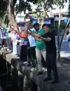 Dinas Lingkungan Hidup Kota Pontianak melakukan uji coba penaburan eco enzym di saluran dan parit untuk menjaga kualitas air.