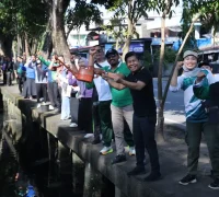 Dinas Lingkungan Hidup Kota Pontianak melakukan uji coba penaburan eco enzym di saluran dan parit untuk menjaga kualitas air.