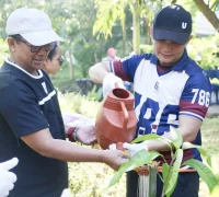 Wakil Wali Kota Pontianak Bahasan menanam pohon di area TPA Batulayang dalam rangkaian Kerja Bakti Bersih Lingkungan Bersama dan Penanaman Pohon di TPA Batulayang, Sabtu (6/6/2026) pagi.