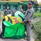 Anggota Satpol PP Kota Pontianak mengamankan layangan dan perlengkapannya di wilayah Pontianak Utara.