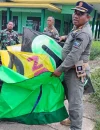 Anggota Satpol PP Kota Pontianak mengamankan layangan dan perlengkapannya di wilayah Pontianak Utara.