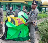 Anggota Satpol PP Kota Pontianak mengamankan layangan dan perlengkapannya di wilayah Pontianak Utara.