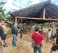 Petugas Polres Kubu Raya memeriksa lokasi sawmill di Dusun Pancaroba Sungai Ambawang untuk mencegah peredaran kayu ilegal.