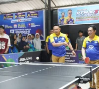 Wali Kota Pontianak Edi Rusdi Kamtono ikut berlaga usai membuka Kejuaraan Persatuan Tenis Meja Keluarga Kudus Kotabaru (PTM K3) di Lapangan Paroki Keluarga Kudus Kotabaru.